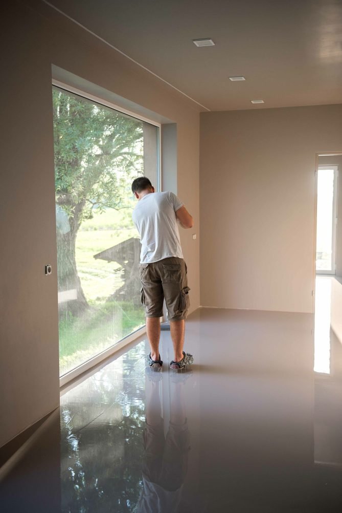 Self-leveling epoxy. Leveling with a mixture of cement floors